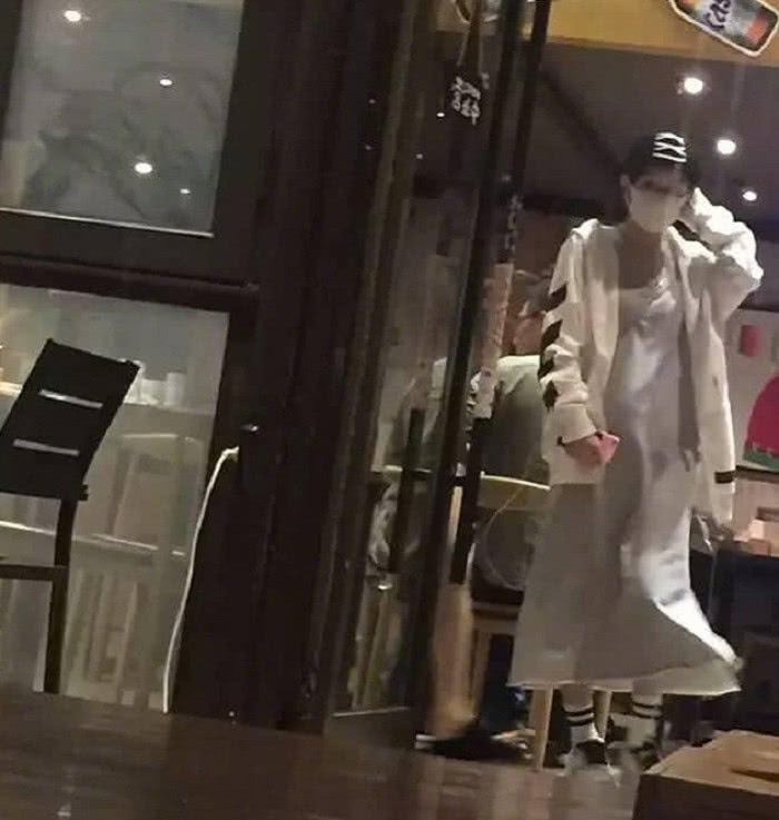 赵丽颖再度被传小腹隆起疑怀孕，工作人员称时间会证明一切