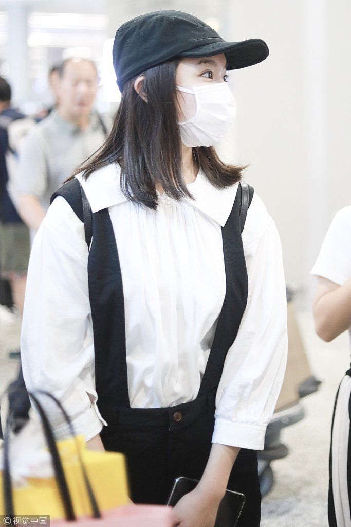 捕获学生妹一枚！19岁李兰迪黑白LOOK简约时尚  穿背带裤背双肩包