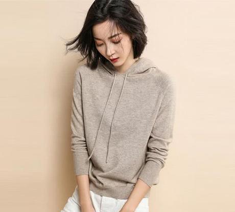 马上就到中秋，别买风衣了！今年流行穿洋气卫衣，显瘦显嫩超养眼