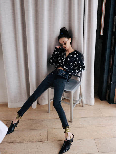 这条牛仔裤我叫它“粗腿的反击”！时髦精出动，潮流就要抢先！