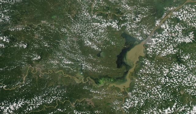 怪异！我国洞庭湖突然变色，NASA卫星紧急对准发现玄机？