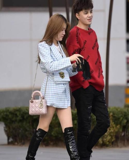  短袖@街拍：雪肤花貌的美女，一件白色短袖配蓝色牛仔裤，时尚女神气质