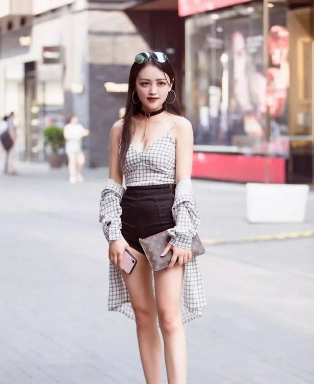  『气质』黑色连衣裙搭配黑色细高跟鞋,彰显美女时尚高贵的气质!