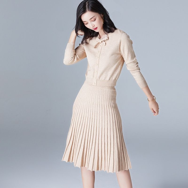 女人过了35，尽量少穿小脚裤出门，试试时髦的秋裙，洋气嫩美爆