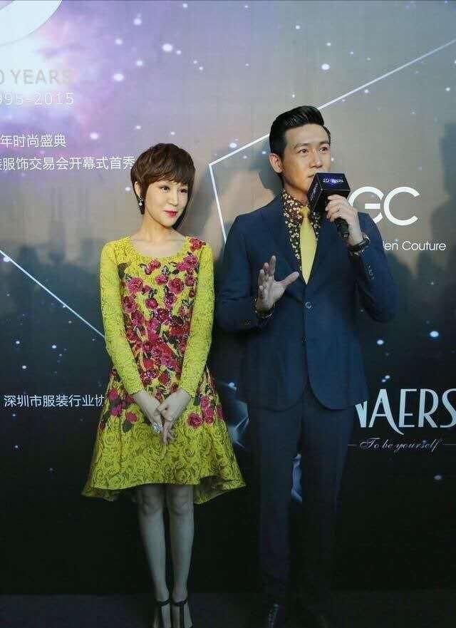  老气■43岁鲍蕾近照，穿印花裙太老气和陆毅同框显年纪，意外撞脸饺子奶奶