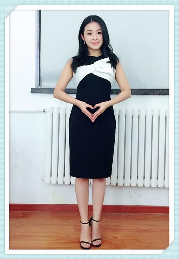 张含韵的时尚真难懂！不仅在长裙外套条短裙，还把袜子当鞋子穿！