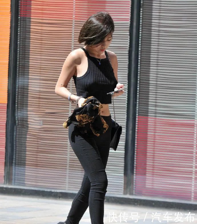 成熟辣妈一袭黑色吊带显丰韵小身材，皮肤白皙身材好，紧身裤被撑