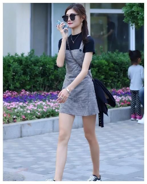 街拍：图8小姐姐，身段精致，让人难以忘怀！