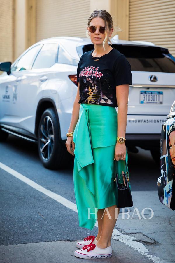 Tee+过膝裙Hold住各种场合 包你时髦一整夏！