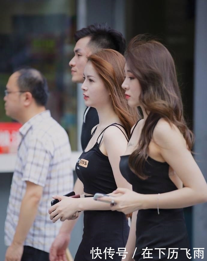#浅粉色#浅粉色尖头细跟单鞋,搭配一条筒裙,非常好看
