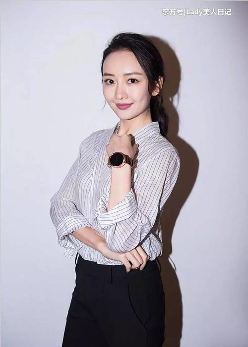 比宋祖儿大几岁的王鸥这样穿，两人竟似同龄人，果然这样搭显年轻