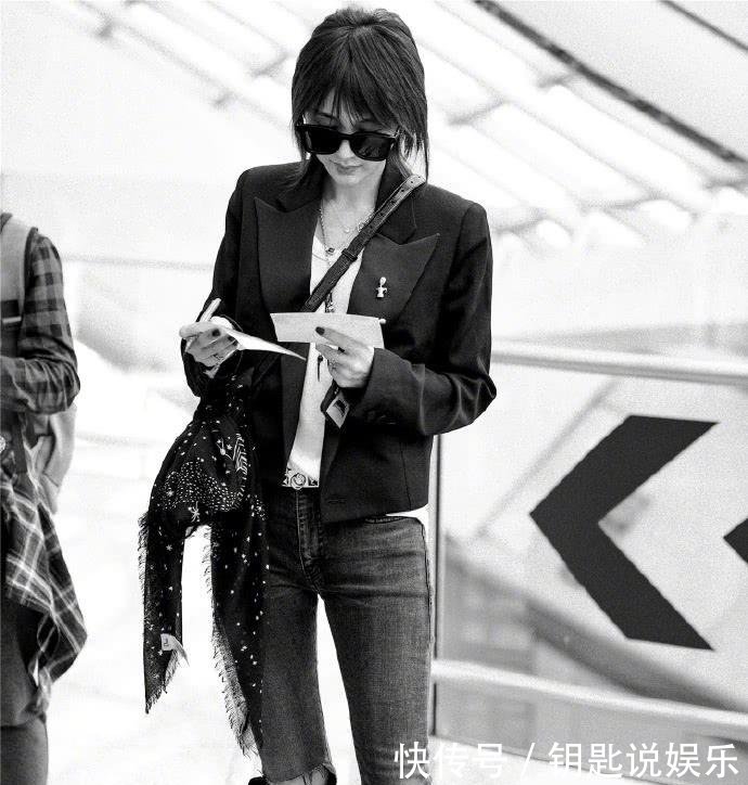 王子文为显身材, 这么窄的裙子也要硬穿进去, 网友: 好尴尬啊!