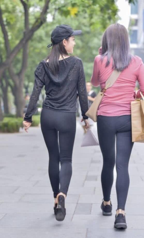 两时尚小姐姐紧身裤够勾勒迷人曲线出街她更胜一筹,原来赢在这里