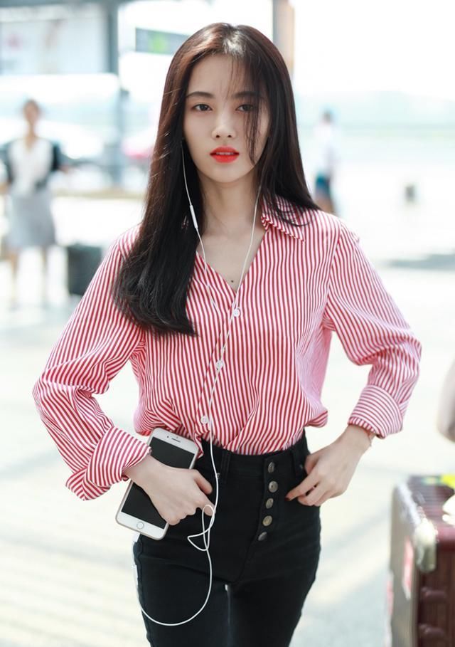 「 气质」“小女生”打扮显清新精致，满满仙女气质，鞠婧祎古典风美到冒泡