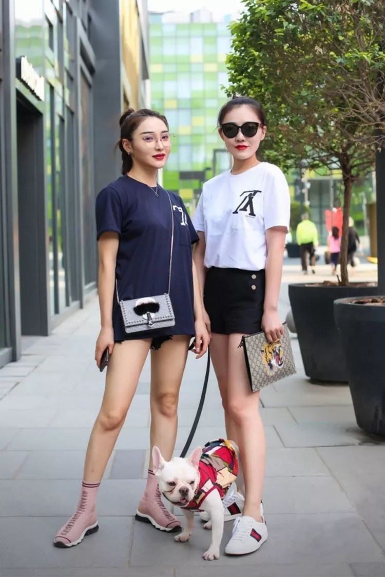 街拍靓丽优雅的穿搭令美女的双腿看起来无比修长,清爽又很时尚!