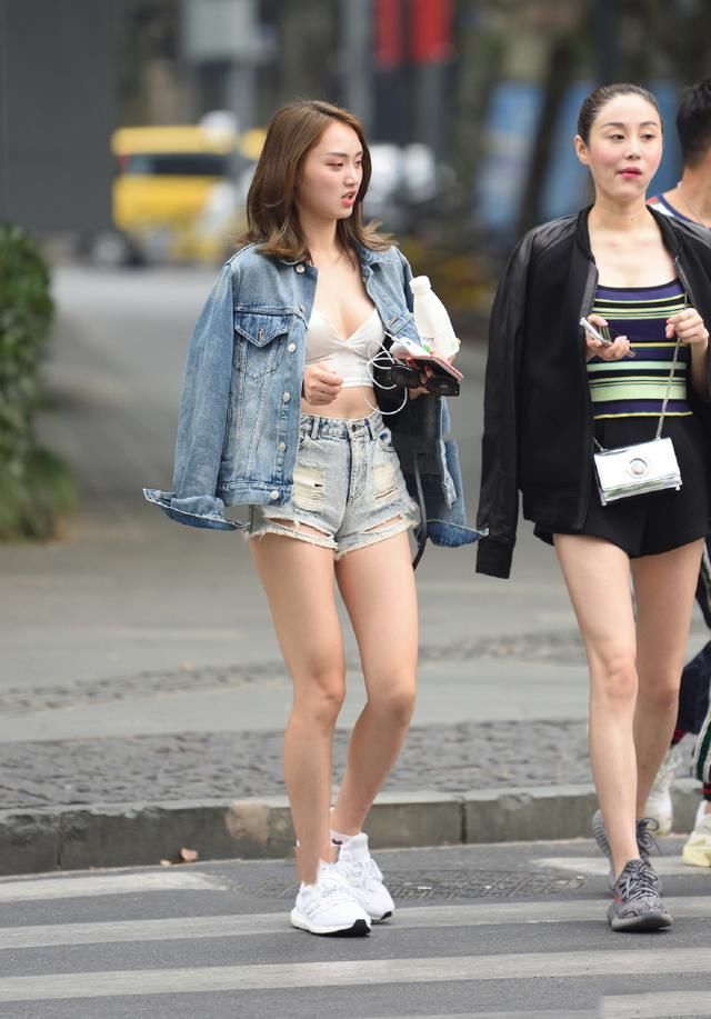 小姐姐真敢穿，内衣外披牛仔衣还不扣，外搭的意义何在？