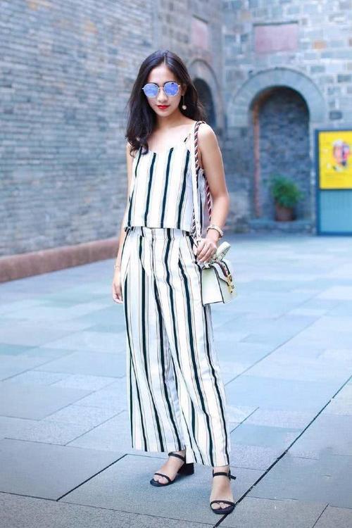 路人街拍，这个辣妈穿着非常时尚，修长细致的美腿很是迷人