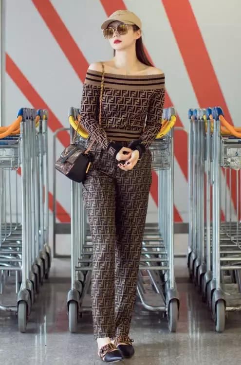 戚薇穿旗袍!一袭白底旗袍添上瑰丽红花，真是好不惊艳!