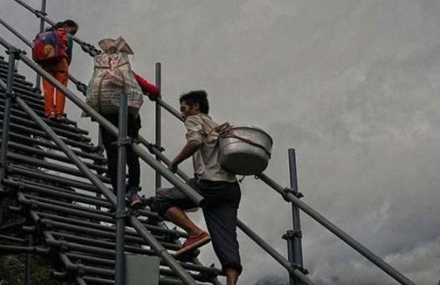 四川大凉山的悬崖村，获得了6亿资助，却只修了一条铁梯子？