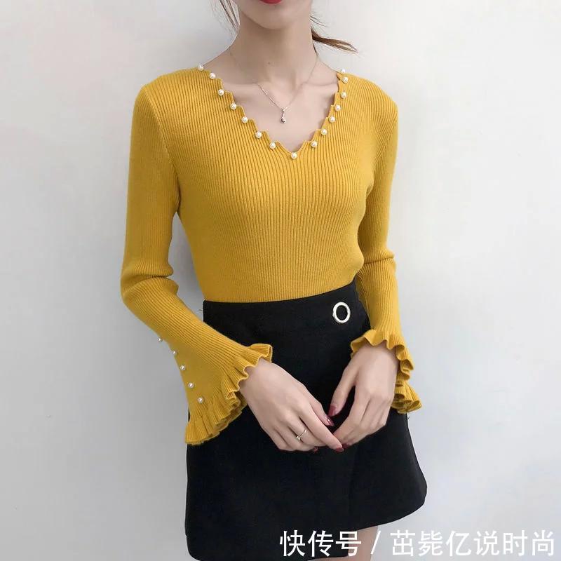 小姨是个时髦精，刚入秋就穿这样的精致小衫，出门走哪都夸衣品好