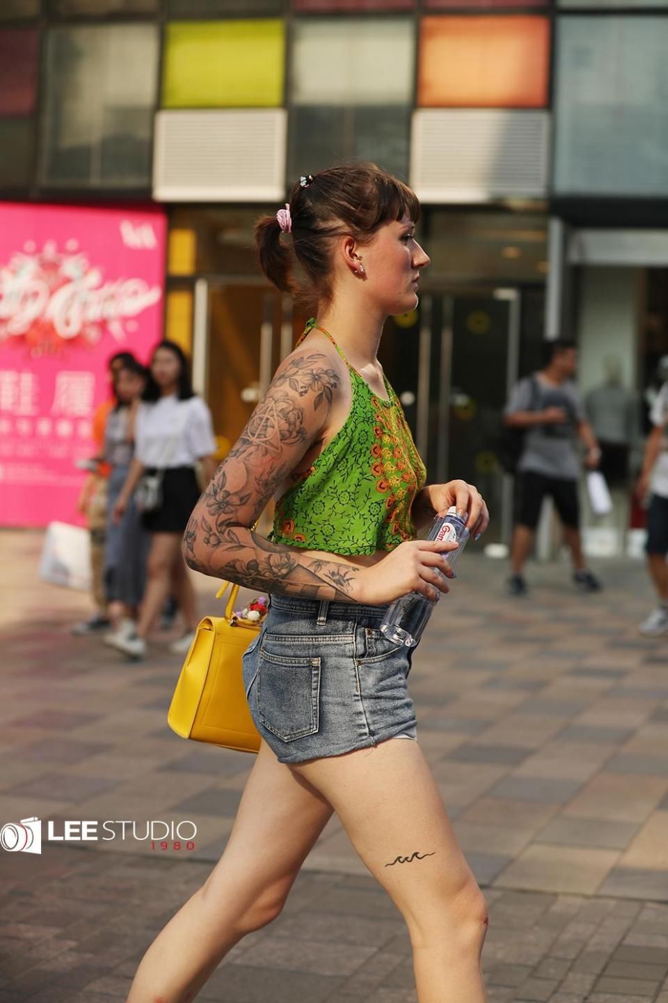 肚兜外国妹妹别样穿法