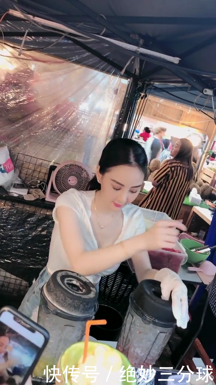 #辣妈#时尚辣妈穿着短裤干活,展现傲人身材,掩盖不住的美