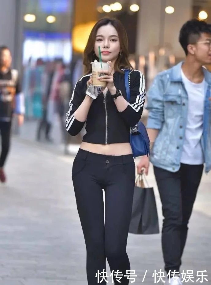 气质熟女漏脐上衣裹柔美蛮腰,绝美的容颜和玲珑的身材