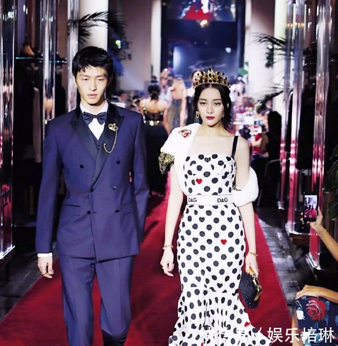 迪丽热巴穿金色深V鱼尾裙像极美人鱼，但是败在了一个细节