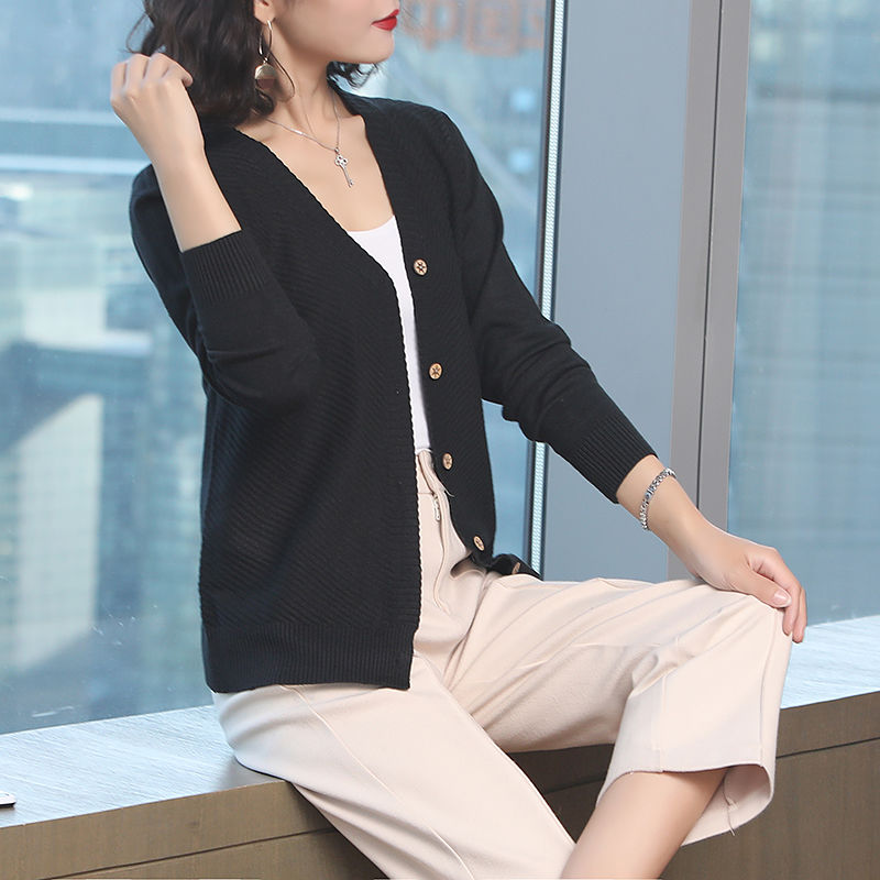 连衣裙已不兴了!现在主流行开衫+小脚裤，洋气大方，女人味十足