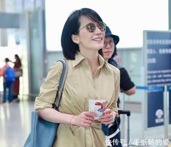 47岁俞飞鸿真会玩，直接拿裙子卷起来当腰带，秀出迷人小蛮腰！