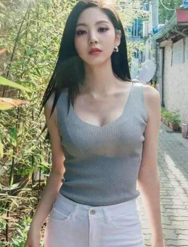 街拍：夏日东莞街头性感身材美女，图1的丰满身材惊艳整条街的人