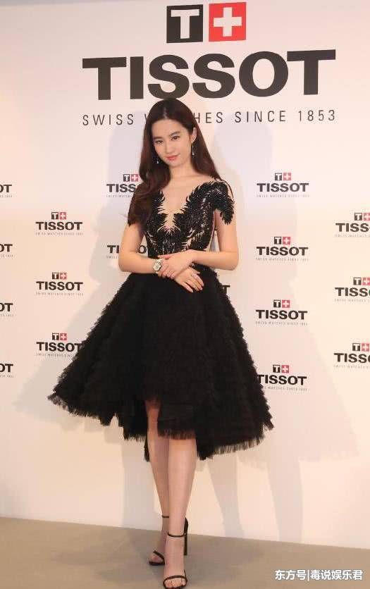 造型师白拿工资?刘亦菲竟穿土掉渣的粉裙出门，全靠气质在撑!