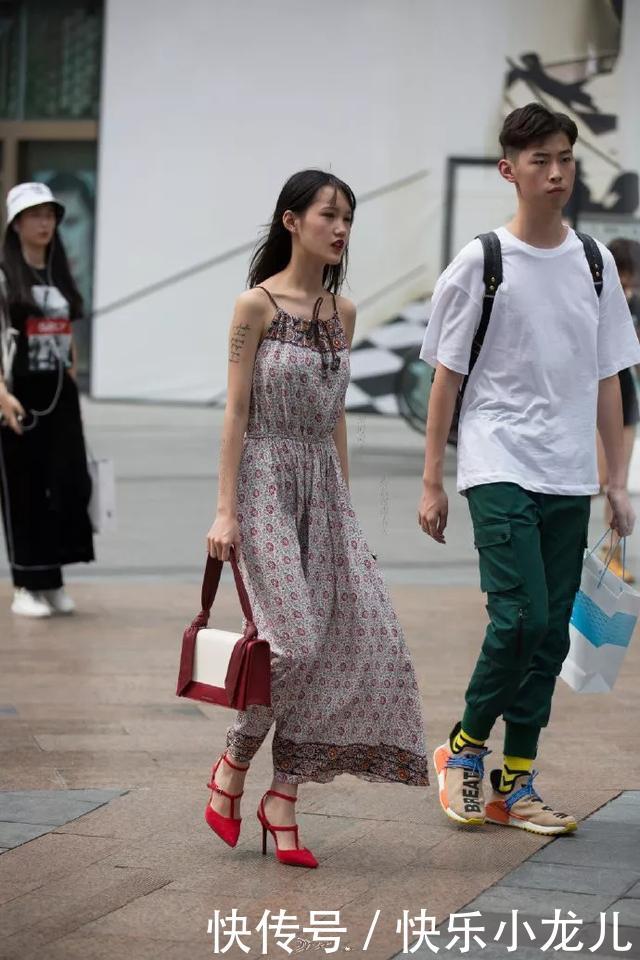 「气质」美女一双尖头的高跟鞋,让双腿显得更加的有魅力,带着时尚与气质