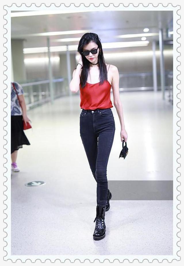 奚梦瑶吊带衫穿成小肚兜，网友：就不怕这肩带会断了？