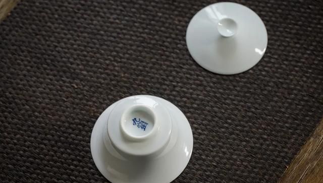  淡白■淡白盖碗 | 这款盖碗不烫手，轻盈易持握，且清丽端庄有颜值