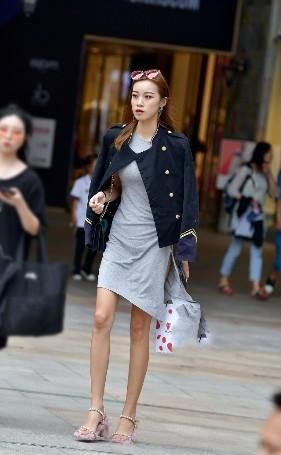  『粉色』路人街拍：小姐姐穿着简约的粉色T恤，充满了女性的韵味