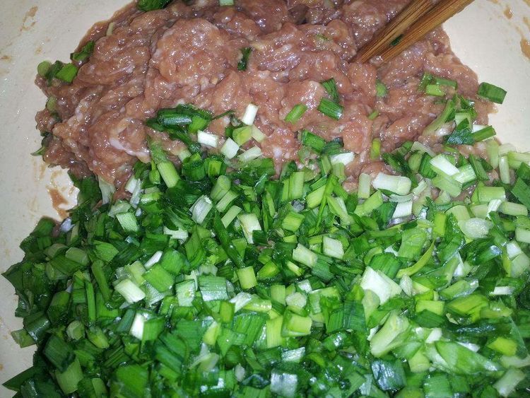  『出水』包韭菜饺子时，直接拌馅就错了，多加此一步，韭菜翠绿不出水