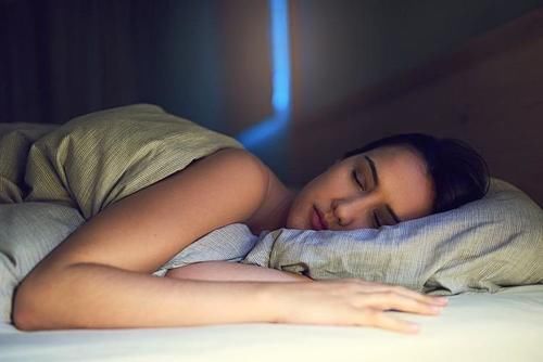  「睡觉」为何晚上睡觉会磨牙、说梦话？和健康有关吗？一文带你详细了解
