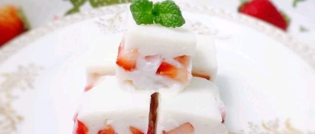  香甜：香甜滑嫩的草莓小方，看着就有食欲，大人小孩都很喜欢