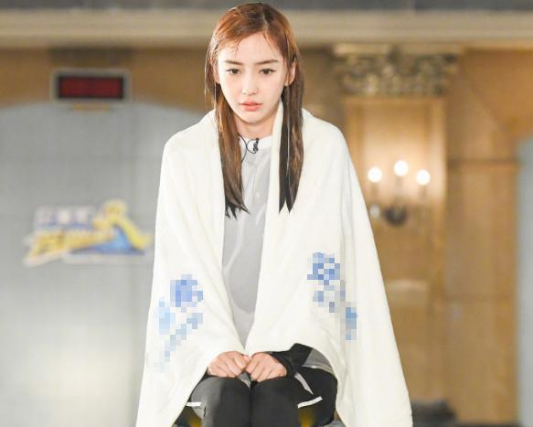 生理期事件之后，baby假吃爆米花被嘲，网友：真不争气