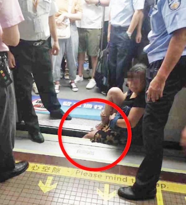 惊险！上海地铁早高峰，女子整条腿卡进站台缝隙！危急关头…