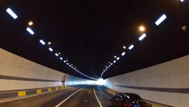  「高速」晚上在高速公路开车能开近光灯吗？老司机：看完你就明