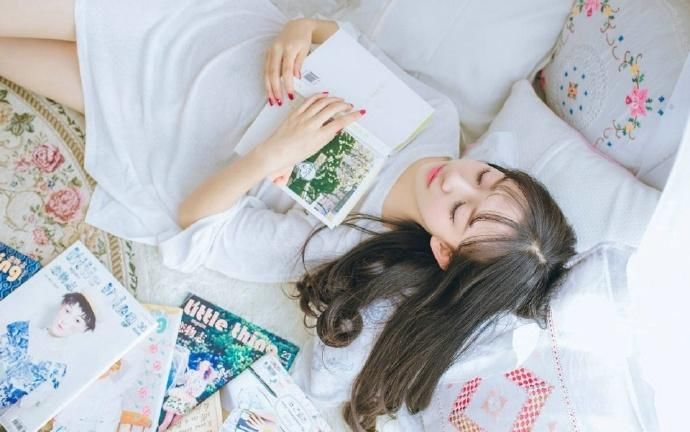 可爱玩偶少女白皙性感私房写真图片