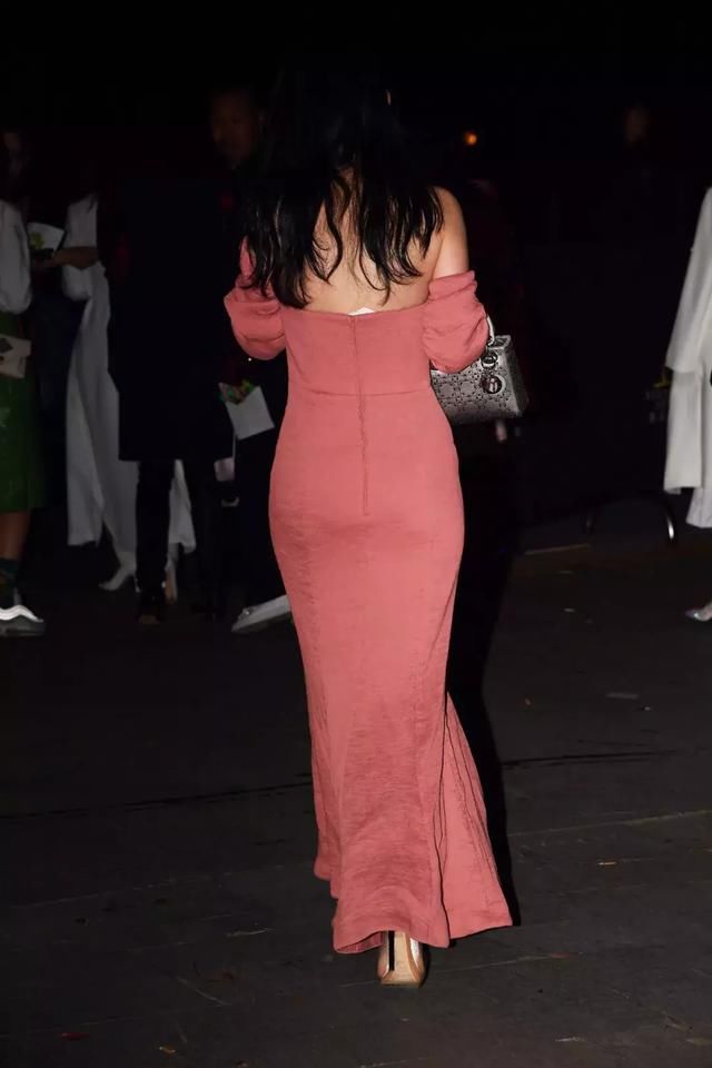 粉色一字肩开叉长裙搭配复色高跟鞋，柔美复古高贵奢华