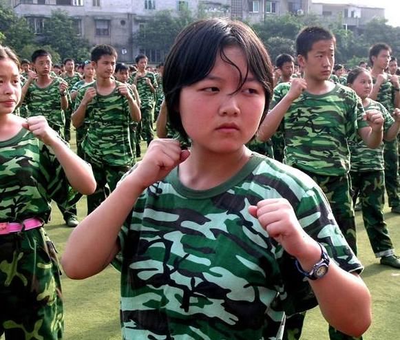 「偷笑」军训时女生最好别带这3样东西,尤其是最后一种,同学都会偷笑你