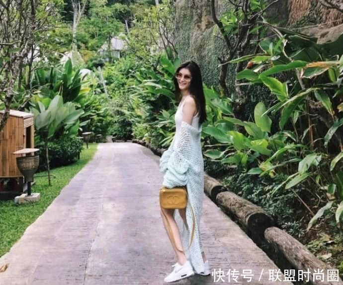 何穗穿件睡裙去机场，不想却被“胸骨”抢镜，网友：太瘦了！