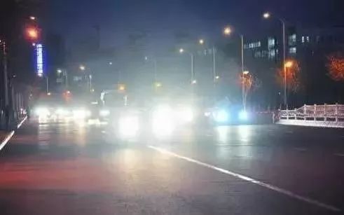 【提醒】”瞬间致盲“请慎用远光灯