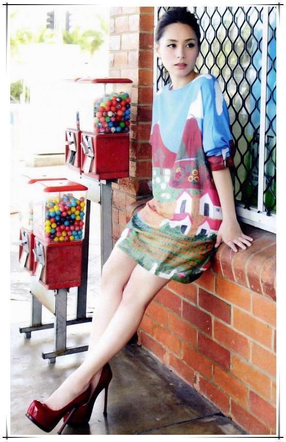 阿娇机场放飞自我！竟把U型锁当项链戴，网友：结完婚像换了个人