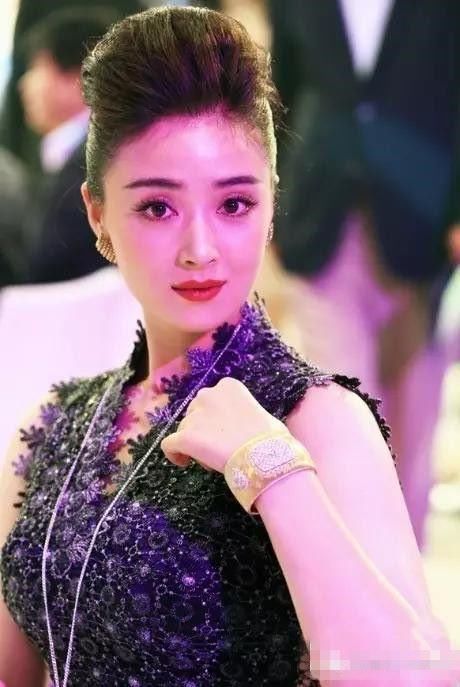 丑到哭的麒麟臂加大背头，蒋欣的造型师一定是她的黑粉！