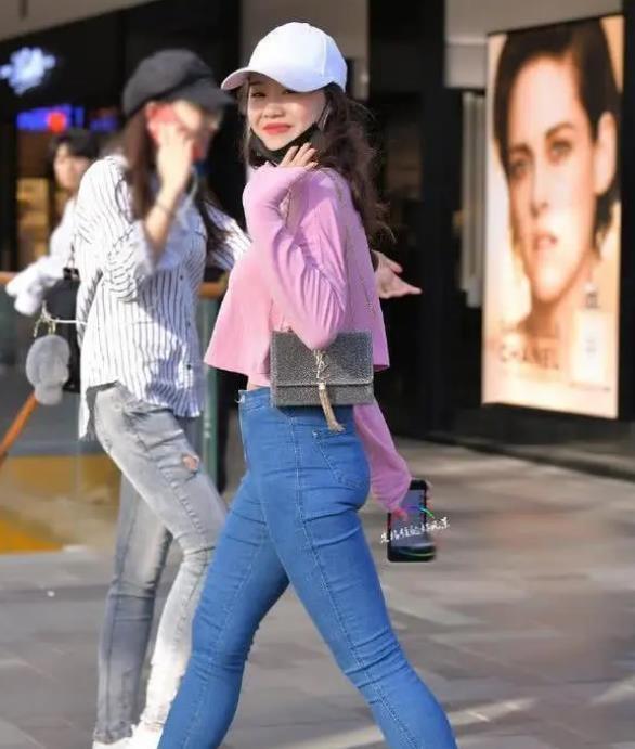 「蓝色」街拍:气质高雅的美女,一条蓝色连衣裙,尽显曼妙好身姿